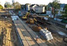 Pierwsze szyny na placu budowy tramwaju na Naramowice