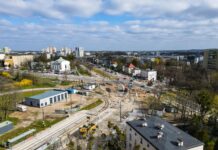 Sieć trakcyjna i zielone torowisko tramwaju na Naramowice