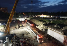 Konwój 30-tonowych belek przejechał przez Poznań