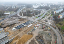Torowisko i słupy trakcyjne już na całej długości, zmiany organizacji ruchu
